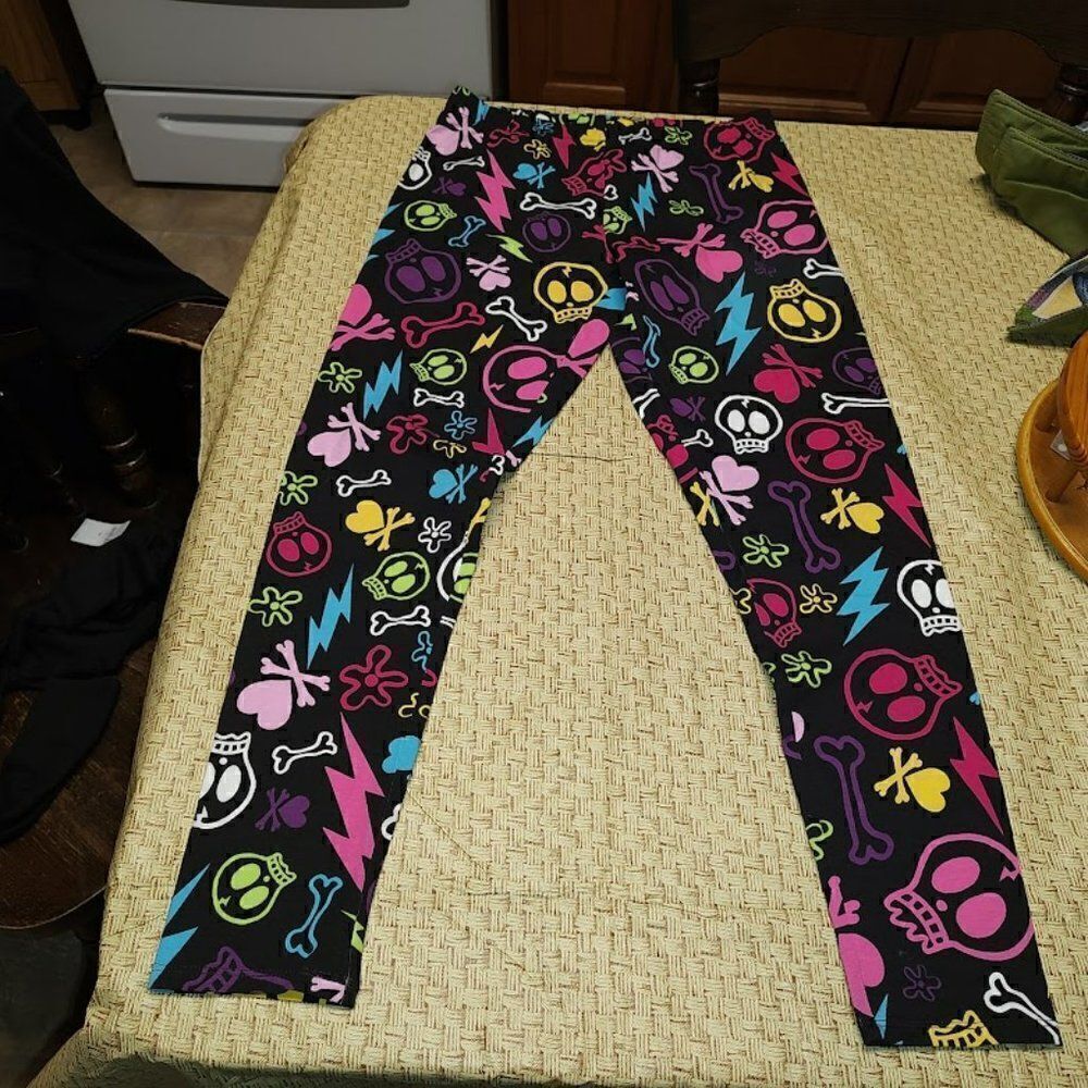 New No Boundaries Black Multi-Color Skulls Lightening Bolts Flowers Junior M 7/9